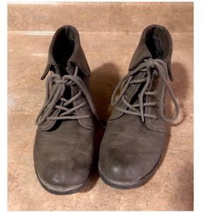 Gray woman’s boots